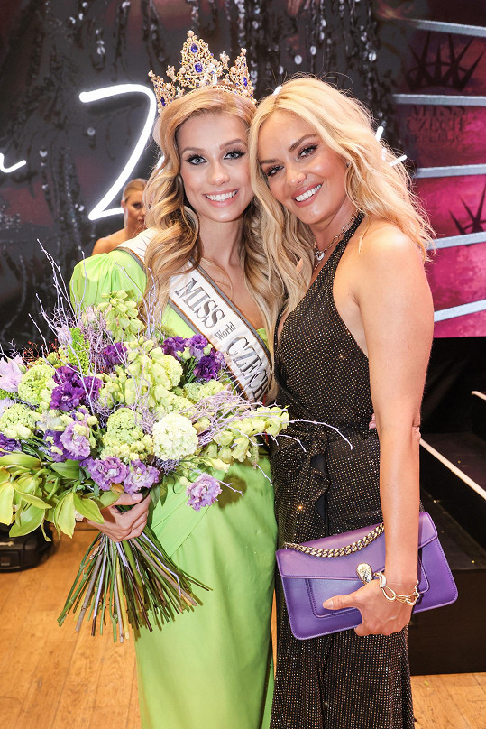 S novou Miss Czech Republic Justýnou Zedníkovou, jíž předávala korunku.