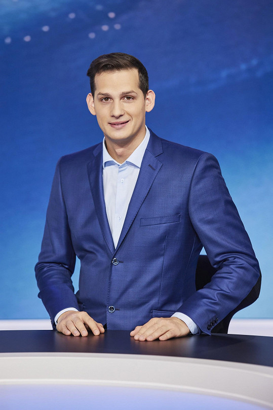 Martin Čermák moderuje Televizní noviny.