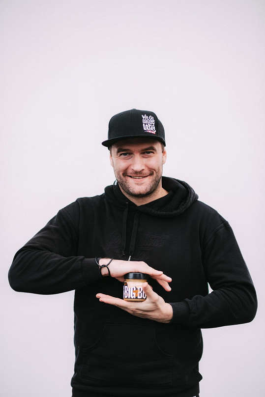 Svoje první arašídové máslo z ořechů z velkoobchodu vyrobil tehdejší student ekonomické fakulty Alex Koníček v roce 2016 na mlýnku zakoupeném na internetu