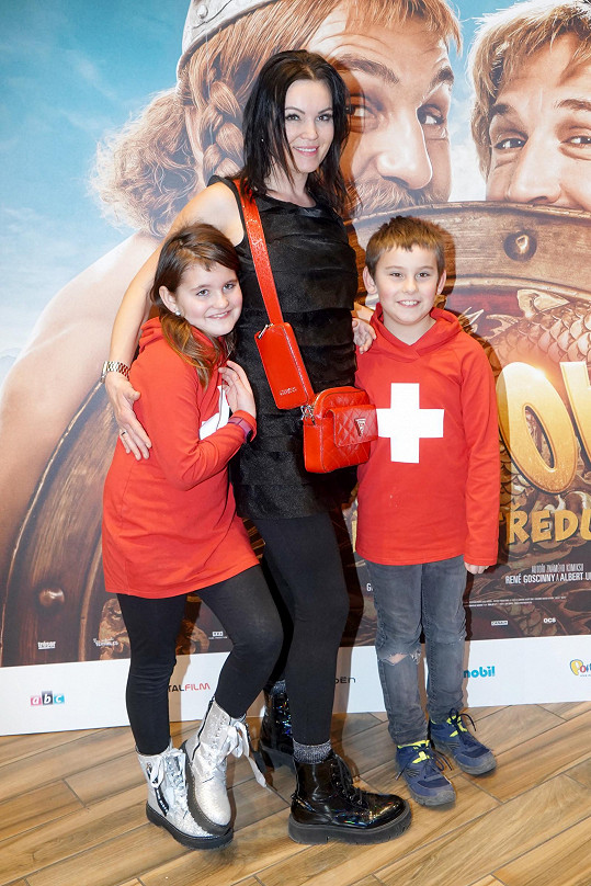 Se svými dvojčaty zavítala do kina i reportérka Daniela Révai.