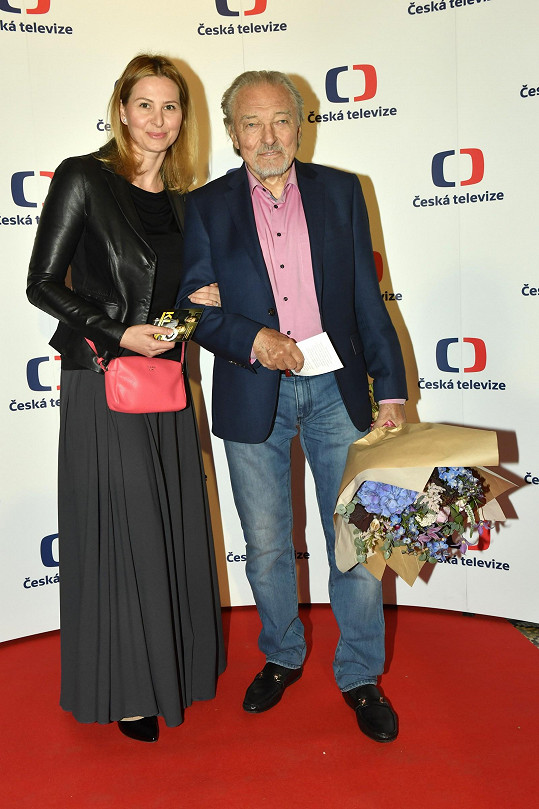 Gott dorazil na premiéru snímku Klec s manželkou a velkou kyticí.