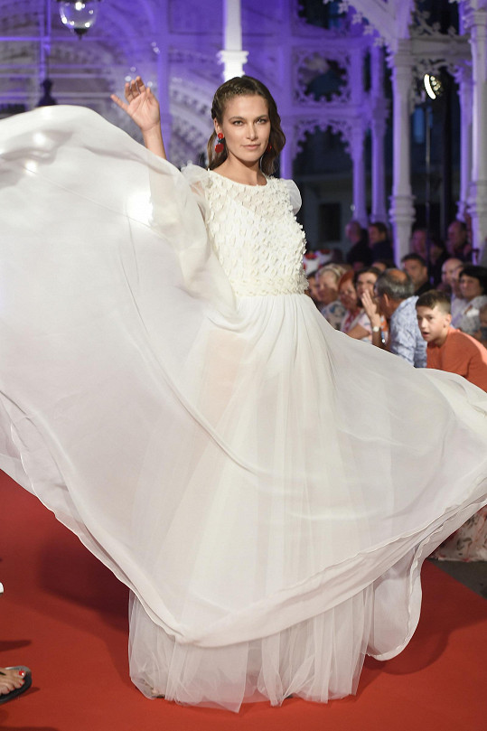 Andrea Bezděková předváděla svatební šaty na přehlídce Beaty Rajské.