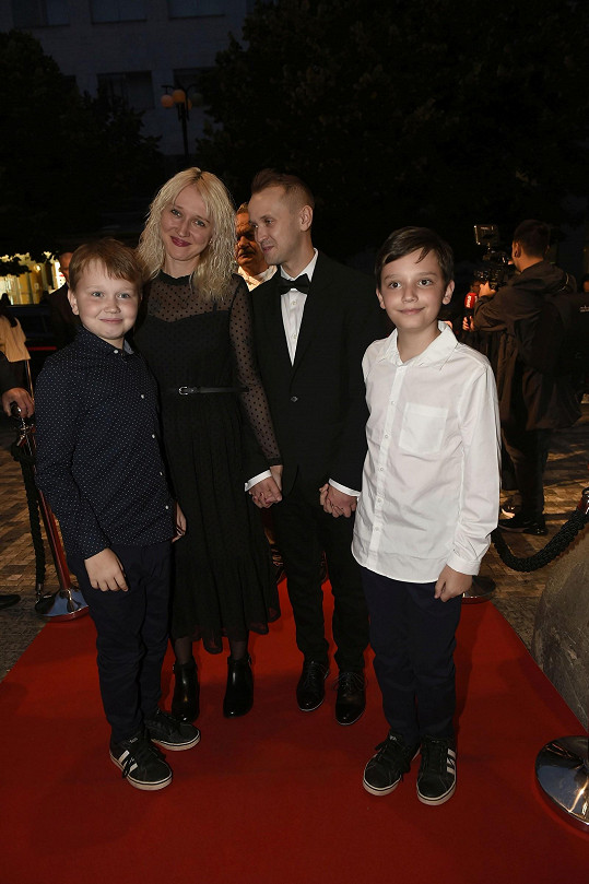 Dcera Karla Gotta Lucie Kovaříková s partnerem a syny. Ti se dočkají dalšího sourouzence.