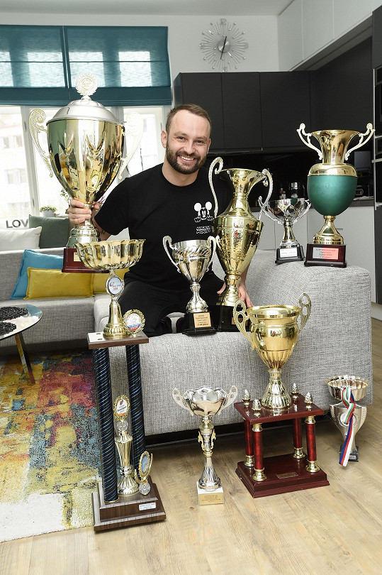Marek Dědík a jeho trofeje, které si po léta vozil ze světových tanečních soutěží.