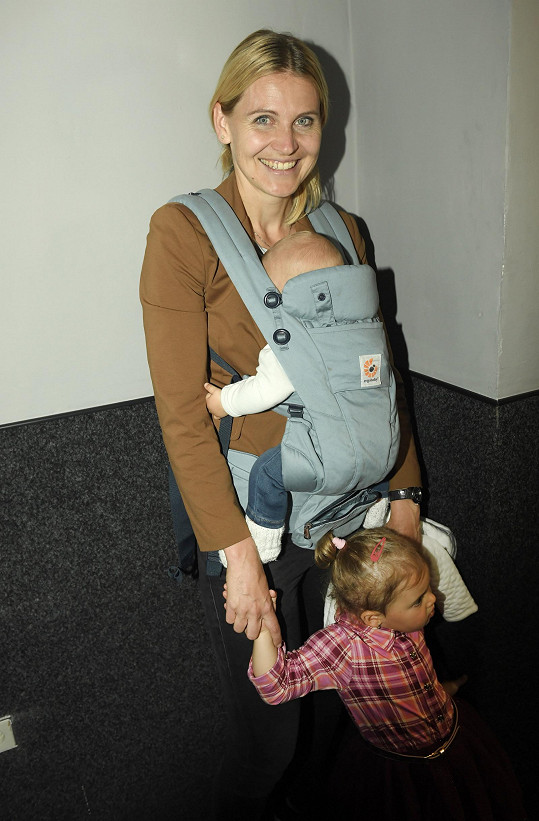 Lucie Šafářová měla během představení malého Olivera v nosítku na břiše.