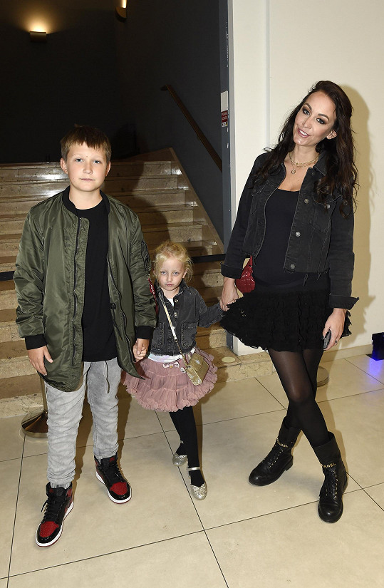 Agáta Hanychová se synem Kryšpínem a dcerou Miou na premiéře pohádky Princ Mamánek.