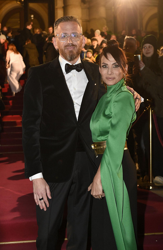 Eva Decastelo s partnerem Tomášem Třeštíkem na červeném koberci.