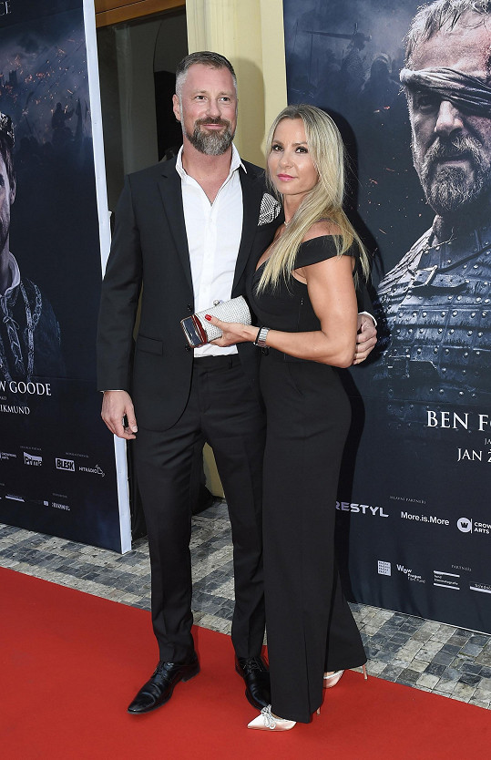 Petr Vágner se svojí krásnou přítelkyní Silvií na premiéře filmu Jan Žižka
