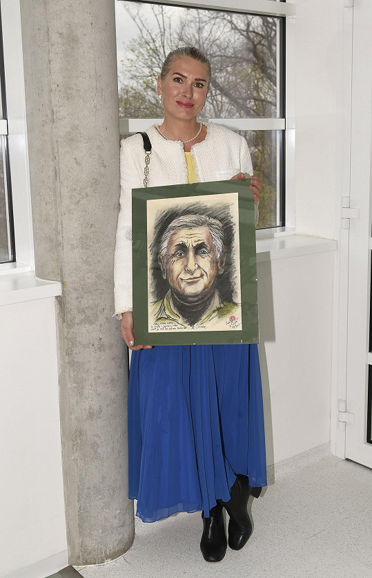 Olga Menzelová na zahájení výstavy Jiřího Menzela
