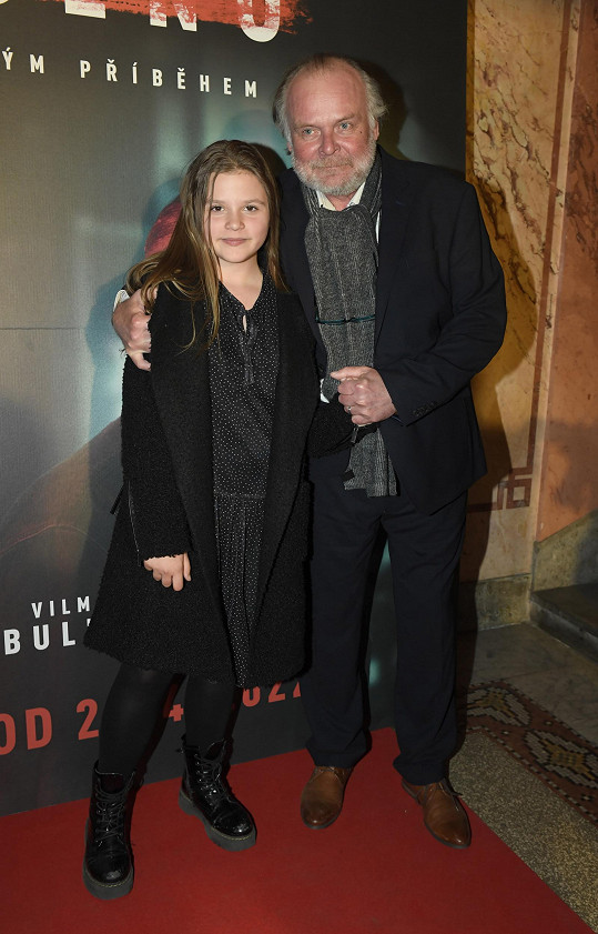 Dcera dělala garde tatínkovi při premiéře filmu Promlčeno letos na jaře v pražském kině Lucerna.