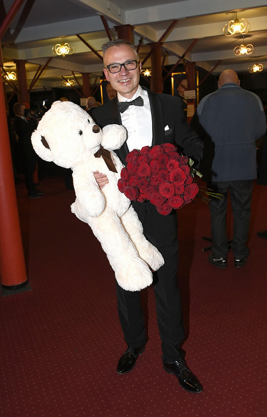 Janis Sidovský před Fantomem opery s obřím medvědem a kyticí růží pro Pavla Vítka