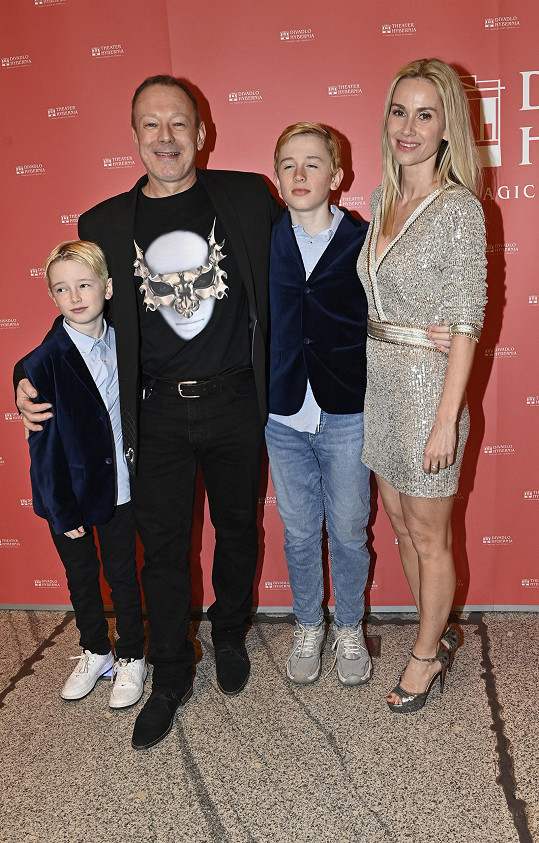 Na premiéru multimediálního představení Michala Dvořáka (na snímku s manželkou a syny) ji pozvala produkce.
