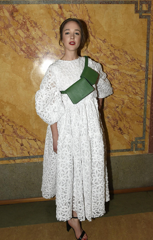Denisa Barešová na premiéru filmu Promlčeno oblékla bílé šaty a zelenou kabelku.