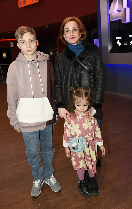Se synem Josefem a dcerou Emmou vyrazila do kina na dětský animovaný film Haftaňan a tři mušteriéři.