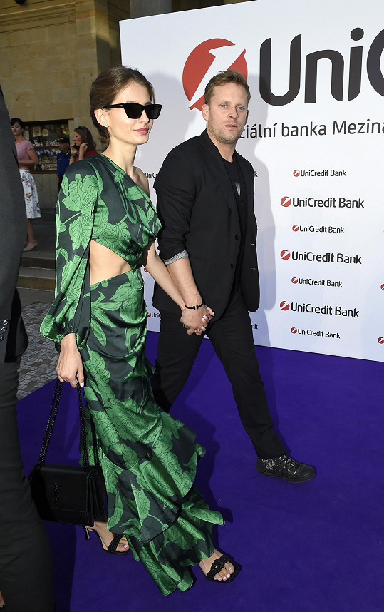 Sara Sandeva a Jakub Prachař už jako oficiální pár. Neschovávají se jako loni.
