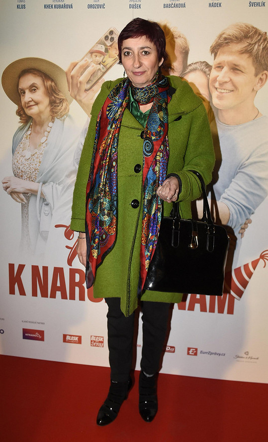 Simona Babčáková dorazila na premiéru filmu Přání k narozeninám v zeleném kabátku.