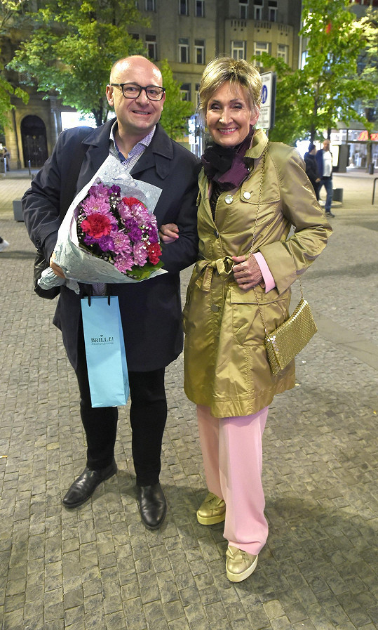 Zuzana Bubílková a prezident Muže roku David Novotný přišli s květinou.