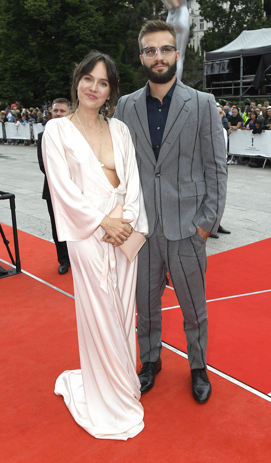 Tereza Ramba s manželem na červeném koberci