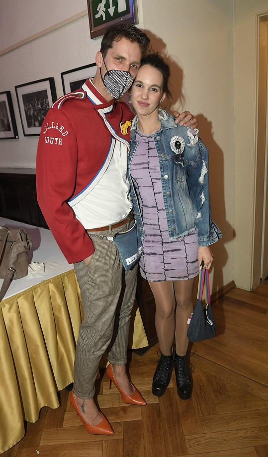 Laco s jeho manželkou Míšou, které navrhl kabelku ve stylu Hedwig.