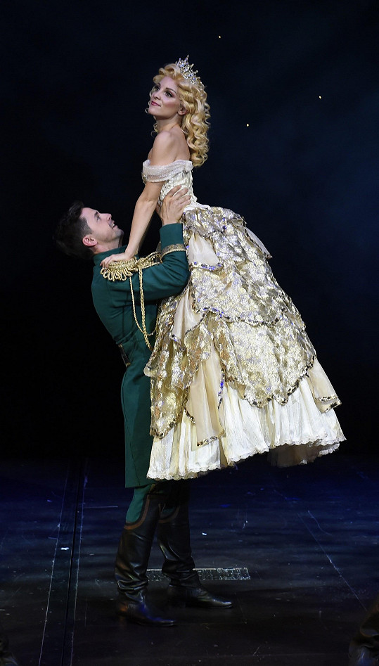 Nikola v nádherné plesové róbě spolu s Petrem Ryšavým, který hraje milovníka Fiera.