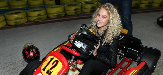 Simona si vyzkoušela i závodní motokáru.