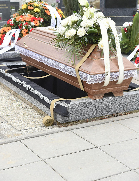 Naďa Urbánková spočinula na místním hřbitově.