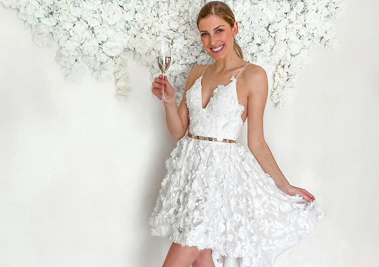 Na afterparty oblékne krátké bílé šaty také od návrhářky Sandry Markové.