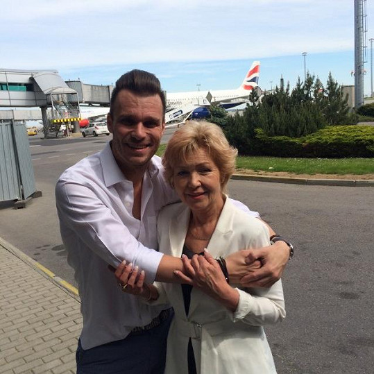 Moderátor veze do Cannes svou maminku Lenku.