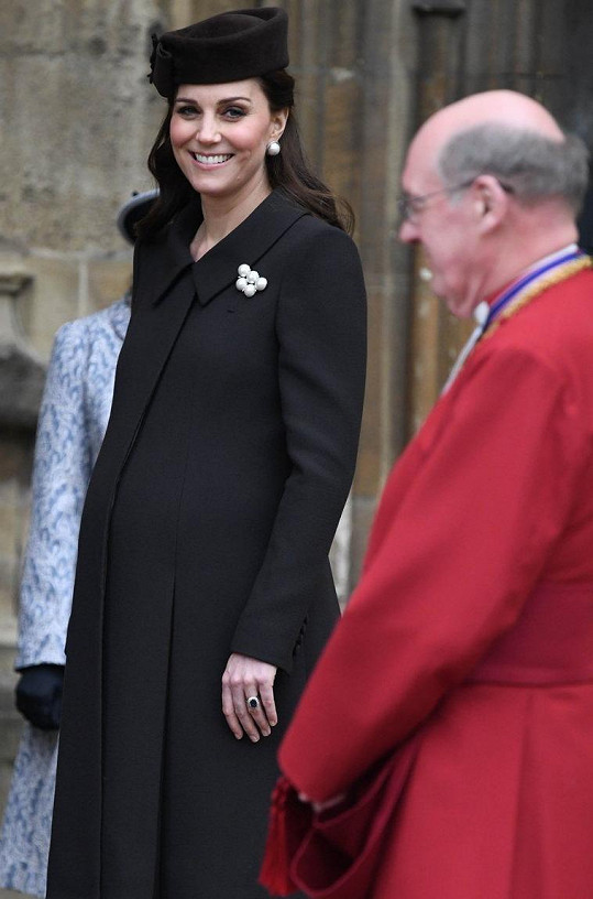 Kate v elegantním hnědém kabátku rozdávala úsměvy.
