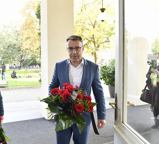 Květiny přinesl i ministr dopravy JUDr. Vladimír Kremlík. Předběhl ale celou frontu.