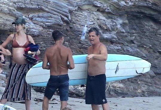 Josh Brolin (vpravo) si užíval s manželkou a přáteli na pláži.