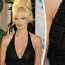 Návrat do starých dobrých časů: Pamela Anderson nasadila paruku a vystavila své legendární silikony v průhledných šatech