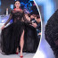 Padesátnice jako lusk: Carevna nevkusu Sisa Sklovska si v krajkovém sexy modelu s prosvítajícím ňadrem zahrála na modelku