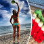 Pozdrav z dovolené: Lucie Borhyová ukázala zadek v plavkách a přidala i tohle humorné foto