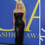 Z jejího zevnějšku mrazí! Donatella Versace převzala cenu a ukázala postavu kostlivce