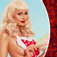 Sexy hospodyňka bez podprsenky i nahota mezi růžemi: Takhle se na hudební scénu vrací Paris Hilton