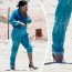 Tohle opravdu není praktická žena: Lady Gaga se na pláži trápila v botách s jehlovými podpatky