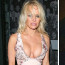Krása je pomíjivá, silikon věčný: Pamela Anderson vyvenčila svá proslulá umělá ňadra