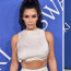 Kim Kardashian převzala módní cenu bez podprsenky a pobavila přítomné děkovnou řečí