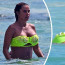 Co to má za divné plavky? Britská silikonka a pětinásobná mamina se na vodní hladině nechala nadnášet svými umělými balóny