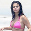 Selena Gomez se viditelně zakulatila: Z bikin lezlo všechno ven