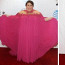 Při odívání obézní herečky nelze šetřit na materiálu: Její šaty by mohly posloužit jako divadelní opona