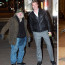 Tohle je pořádný trapas. Nejslavnější bezdomovec se fotil s Bradem Pittem a Georgem Clooneym s pomočeným rozkrokem!
