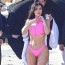 Plážová sexbomba Kim Kardashian bez retuše: Své pověstné tvary odhalila v růžových tangách