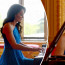 Princezna Kate na Eurovizi zahrála na klavír: Lidé obdivují její vznešenost i róbu, ale prý kopíruje Meghan!