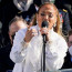 Zvolila barvu míru. Jennifer Lopez přivítala prezidenta USA v úřadu v luxusním modelu s přemírou šperků