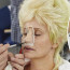 Nový nos a blond hříva: Podívejte se, jak se z rusovlásky Jitky Schneiderové stala Cyndi Lauper