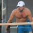 Leo DiCaprio svlékl tričko a předvedl mužnou hruď. Na jachtu proudí stále nové krásky