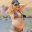 Čtvrté mimčo na cestě: Těhotná Kourtney Kardashian (44) si užívá na Havaji v leopardních bikinách