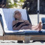 Oscarová herečka Helen Mirren (77), jak ji neznáte. S roztomilým copem a štíhlá jako proutek si užívala na pláži v Mexiku